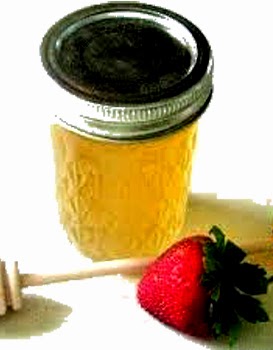 Energizar la piel opaca con un exfoliante de frutillas dulce