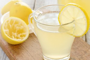 Esto es lo que pasará si tomas agua con limon durante un año..!