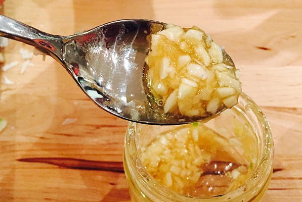 Beneficios de mezclar ajo, miel y vinagre de sidra de manzana: Poderosa mezcla contra indigestión y obesidad