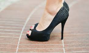 Usar tacones altos son un riesgo para la salud