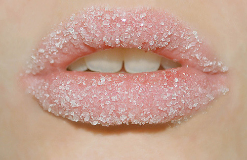 Haz este fácil truco de belleza antes de dormir y despierta con los labios más sanos y voluminosos